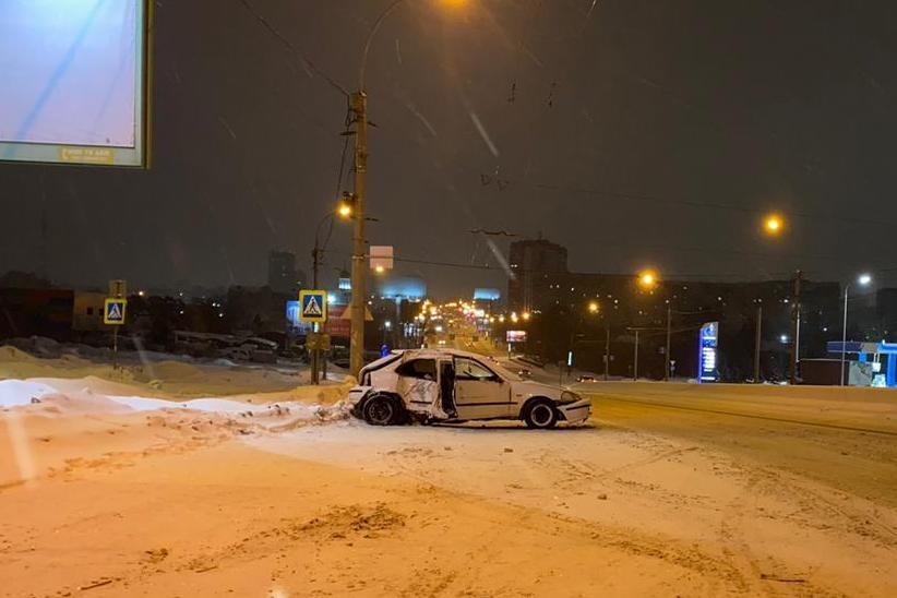 Фото Влетел в столб: водитель жёстко покалечился на заснеженной дороге в Новосибирске 2